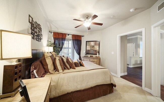 Interior Photo - River Pointe