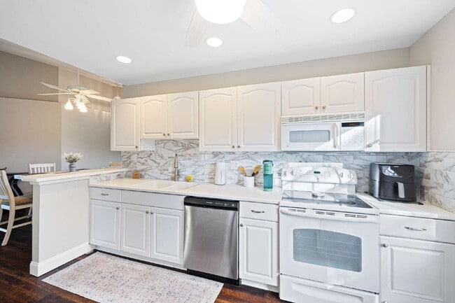 Foto del edificio - BEAUTIFUL COACH HOME AT WINDSOR PLACE IN B...