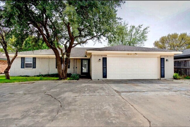 Foto del edificio - Available Early August! Four Bedroom in So...