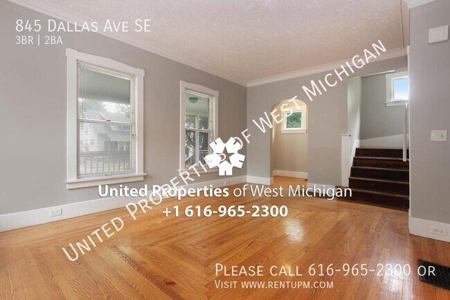Building Photo - Available Now | 3 Bed 2 Bath Single Family...