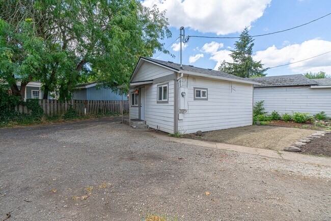 Building Photo - Newly renovated Oregon city Cottage