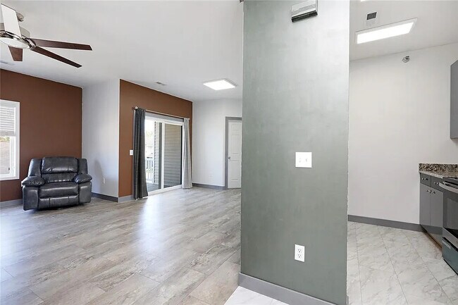 Building Photo - 1760 SE La Grant Pky
