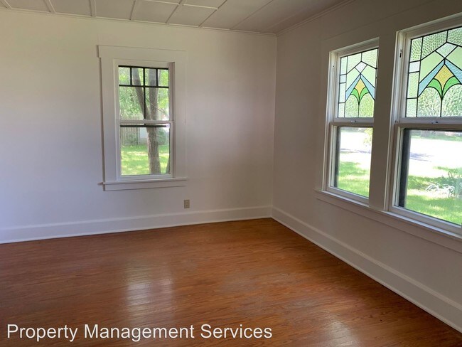Building Photo - 3 br, 1 bath House - 207 E. College