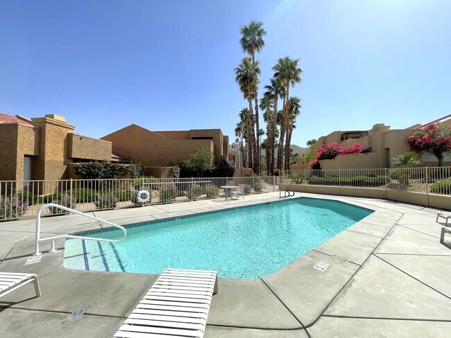 Building Photo - AVAILABLE NOW! 2 Bed 2 Bath Condo in Palm ...