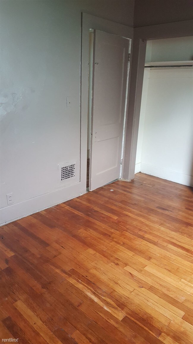Foto del edificio - 1644 Elmhurst St