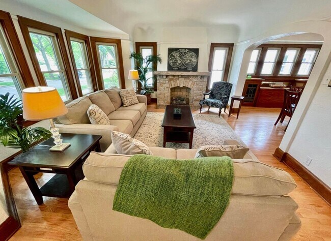 Foto del edificio - Beautiful  2 Bedroom + Den(3rd bedroom) Bungalow in Wauwatosa