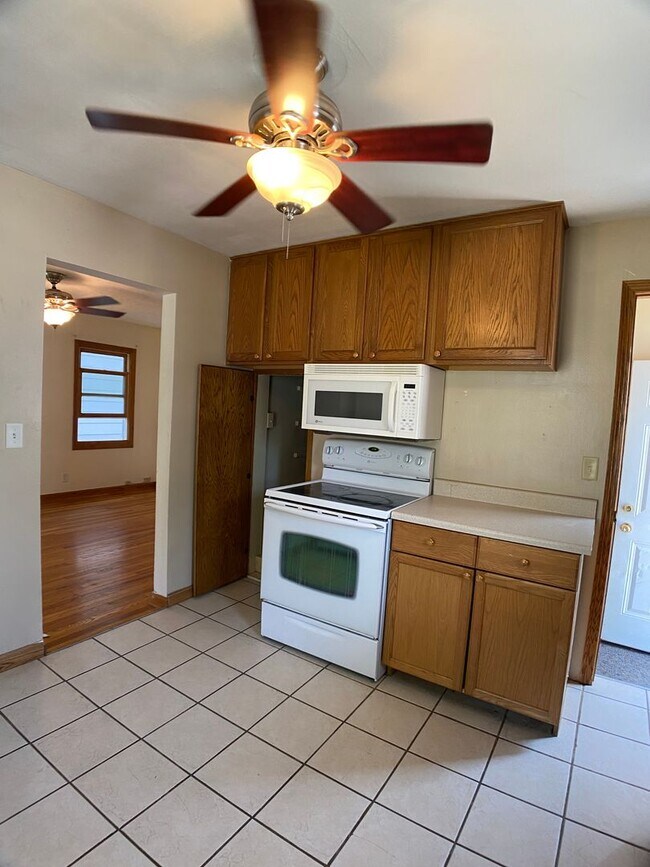 Foto del edificio - June 6th Move In- 2/1 House in Central Lin...