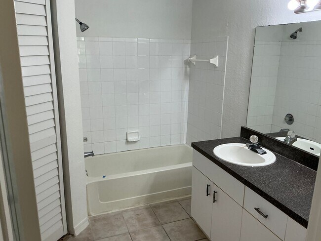 Foto del edificio - Spacious 2-Bedroom Loft Condo in Gated Azu...