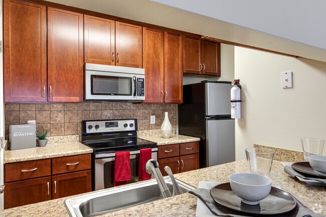 2HAB, 2BA - 925SF - The Courts at Fair Oaks Apartments