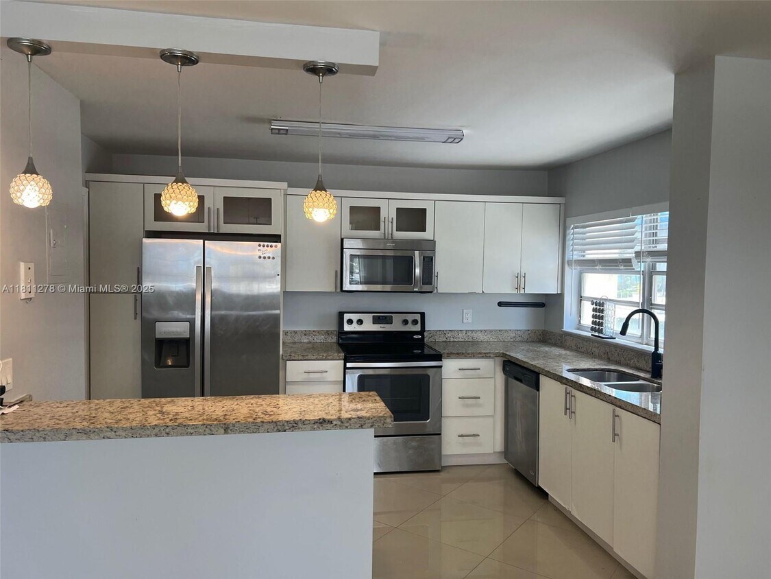 Foto principal - 1825 S Ocean Dr