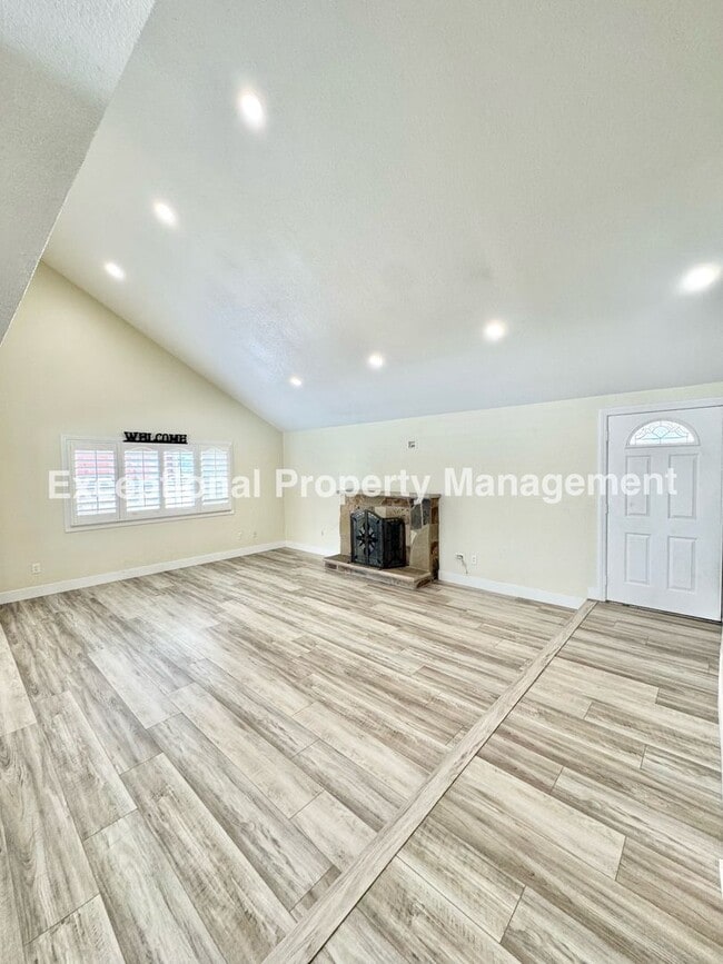 Building Photo - Ready to move in 4 bed 2 bath pool home!