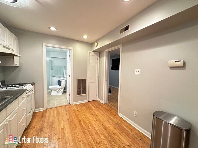 Building Photo - 1326 N Claremont Ave