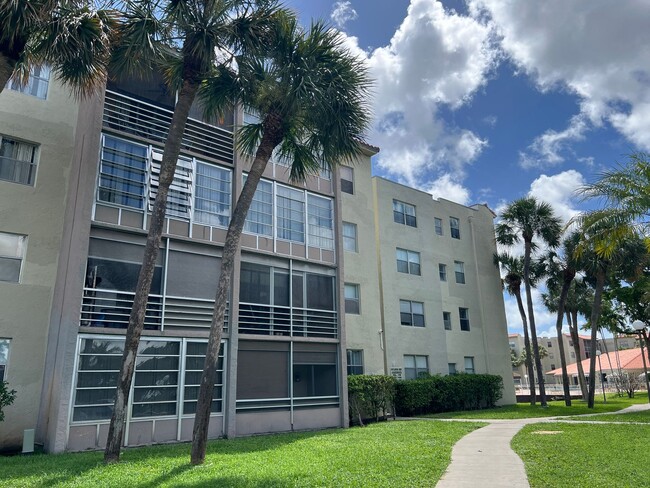 Foto del edificio - Great unit with pool view, pretty tile flo...