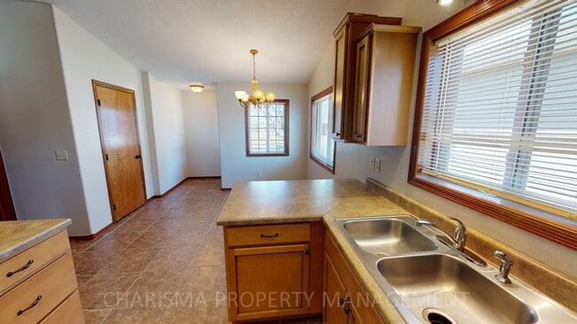 Foto del edificio - BEAUTIFUL 3 BD, 2 BA TOWNHOME WITH A FULLY EQUIPED KITCHEN, VAULTED CEILINGS, FIREPLACE, ATTACHED...