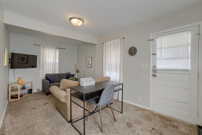 Foto del edificio - Cozy 2 Bedroom With Fenced Yard & Parking,...