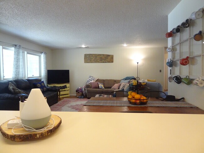 De la cocina al salón - 2305 NW 50th St