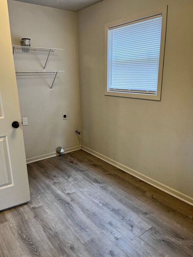 Building Photo - Cozy 3-Bed Home with Carport - $1095/mo - ...