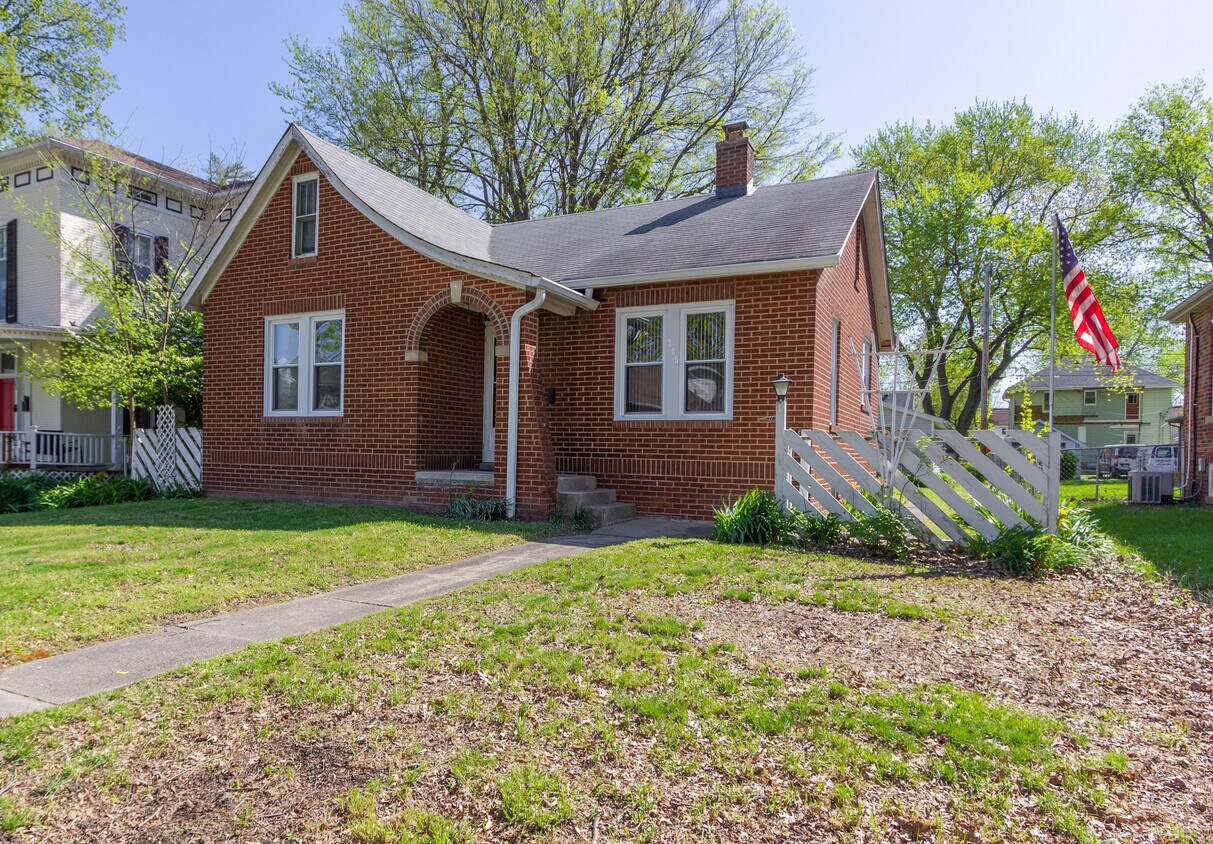705 Washington St, Highland, IL 62249 House Rental in Highland, IL