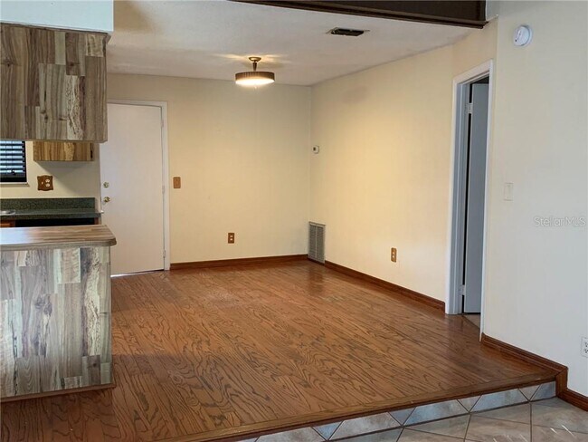 Foto del edificio - 303 Hidden Lake Dr