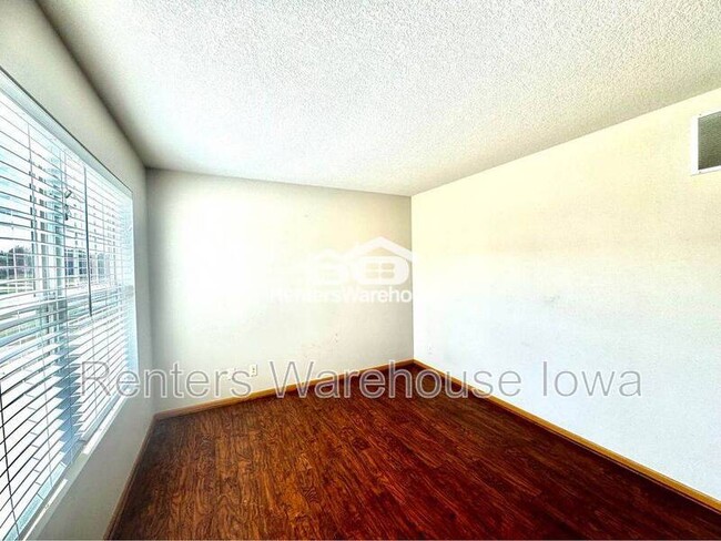 Building Photo - 9435 Red Sunset Dr