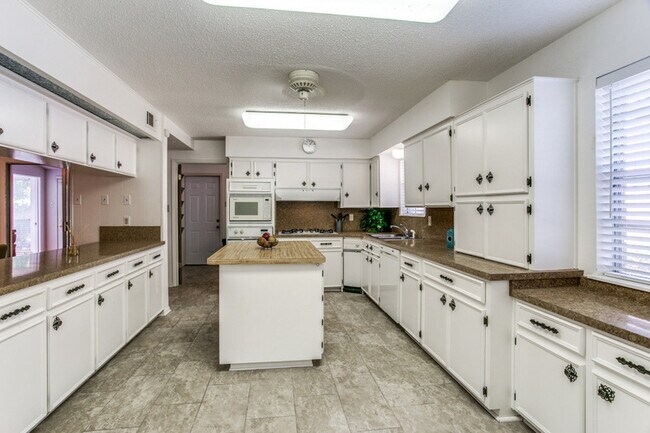 Foto del edificio - 103 W Lilly Ln