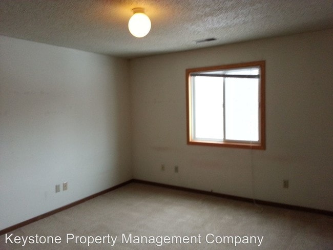 Building Photo - 215 Woodside Dr