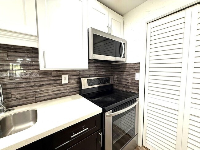 Foto del edificio - 230 Lakeview Dr