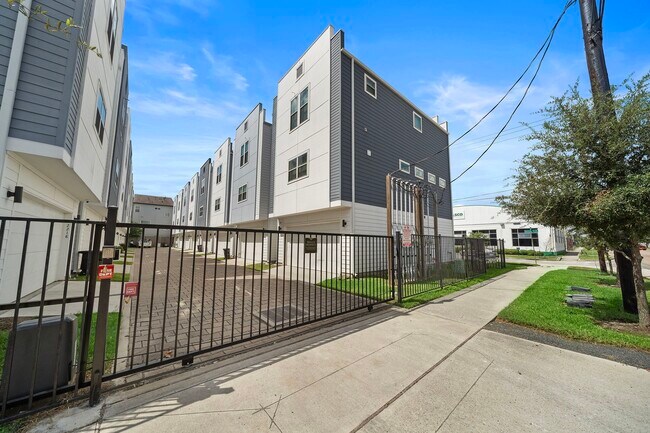 Building Photo - 2603 Hutchins St