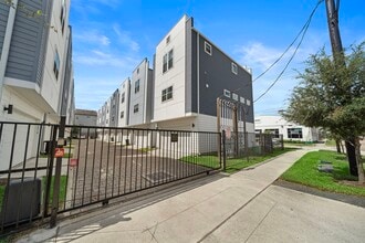 Building Photo - 2603 Hutchins St
