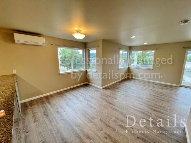 Foto del edificio - Poulsbo 2 Bedroom with Water & Mountain Vi...