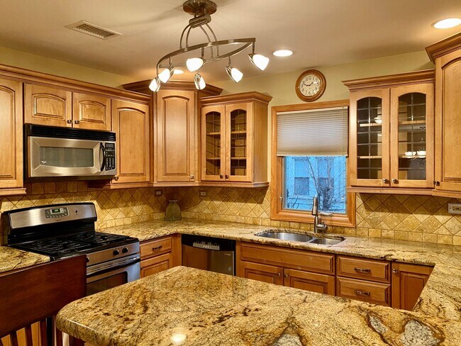 Foto del edificio - Magnificent 4 Bed / 4.5 Bath Elmhurst Home...