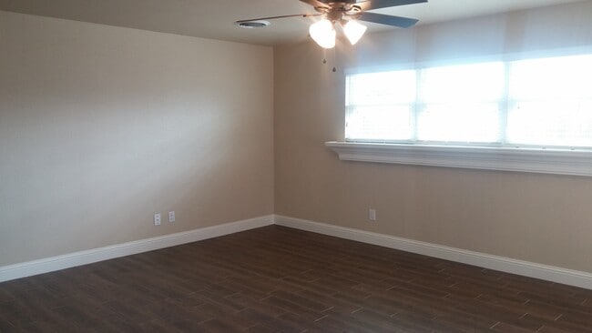 Building Photo - COMPLETELY UPDATED HOME MOVE IN READY