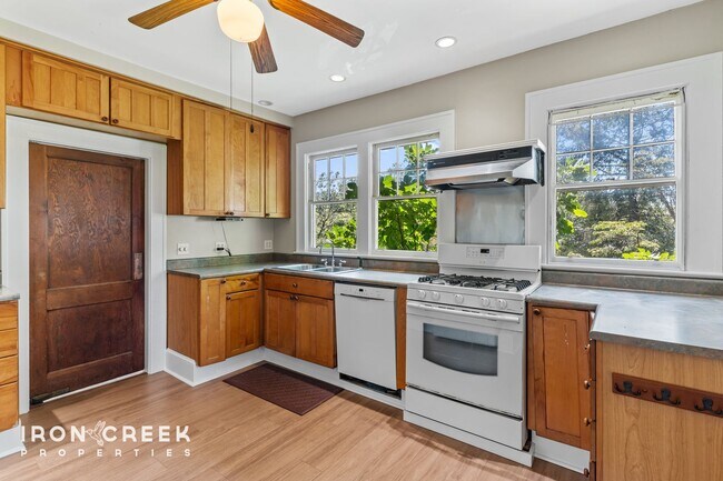 Foto del edificio - Charming Craftsman Home with Modern Conven...