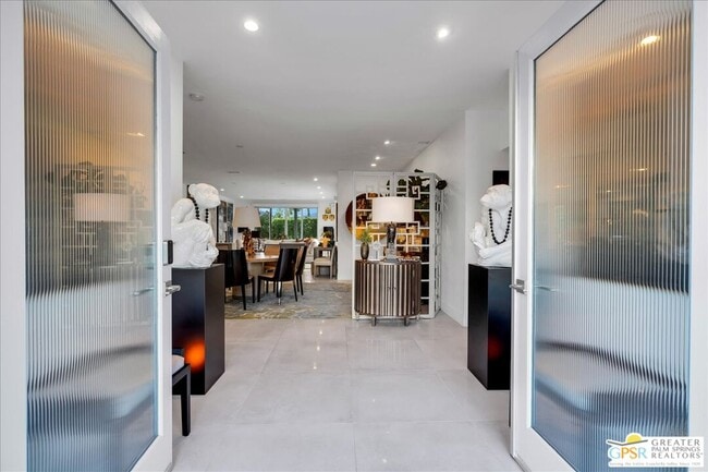 Building Photo - 605 E Sierra Way