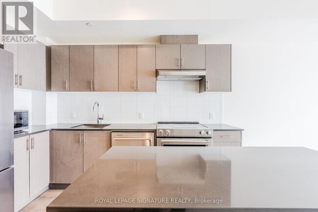 Building Photo - 27 Korda Gate