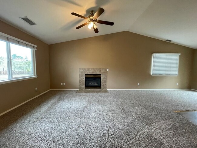 Building Photo - 3895 Hillcrest Dr