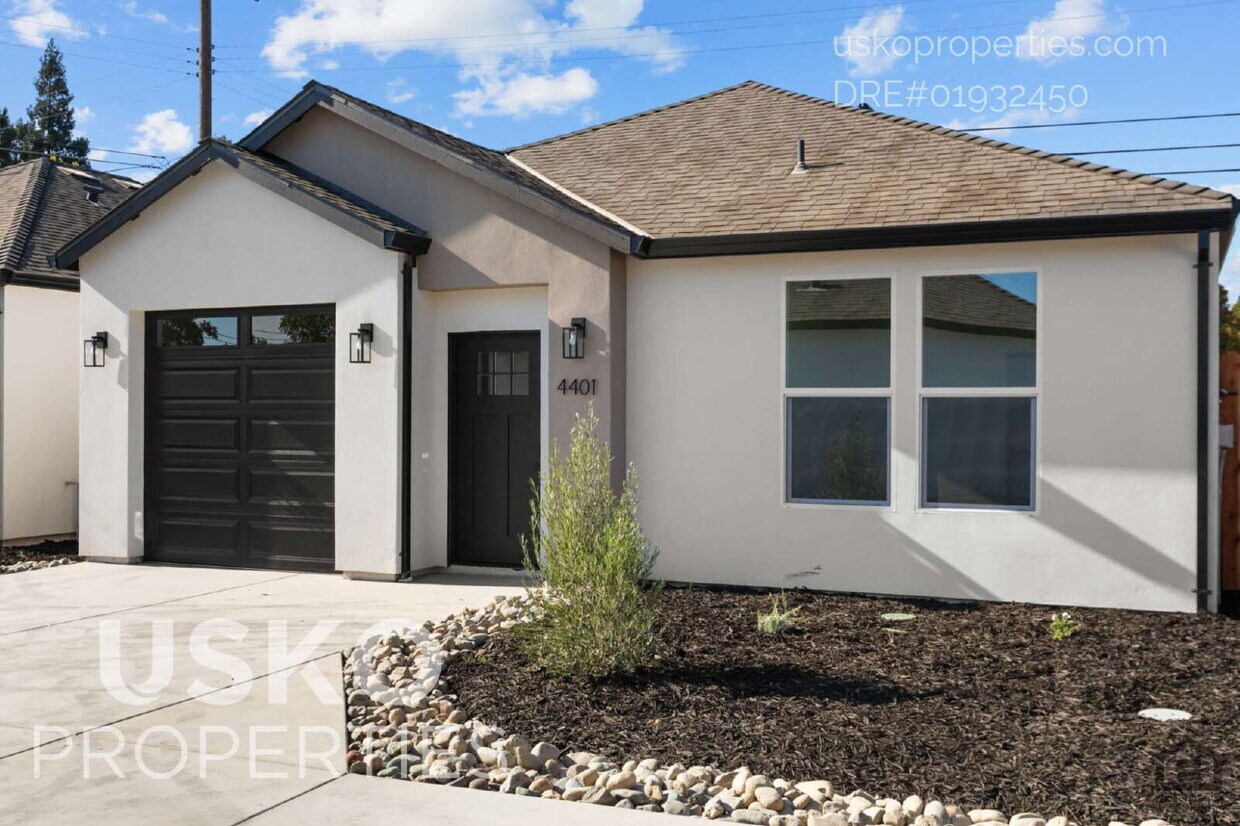 Foto principal - "Spacious 2-Bed, 2-Bath in Prime Sacrament...