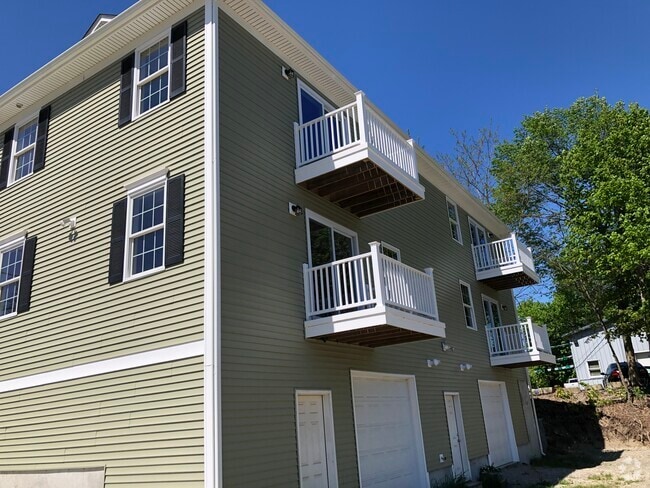 Building Photo - 697 Putnam Pike