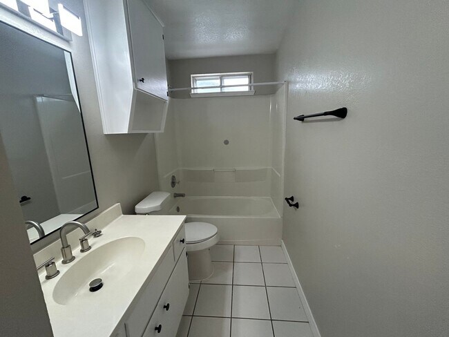 Building Photo - 1900 Sq Feet of Living Space