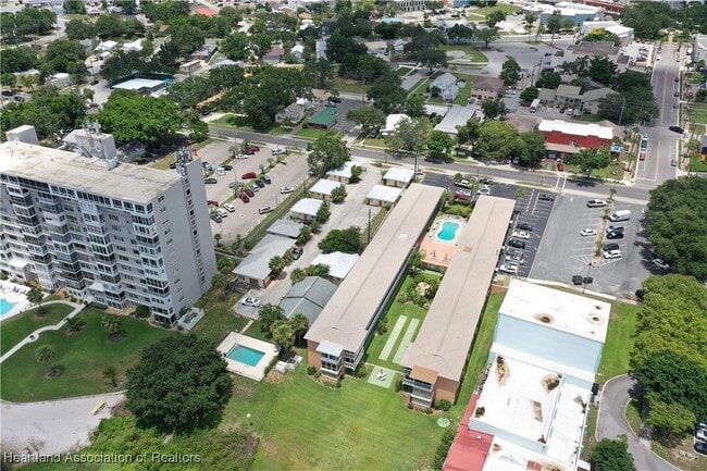 Building Photo - 2121 Lakeview Dr