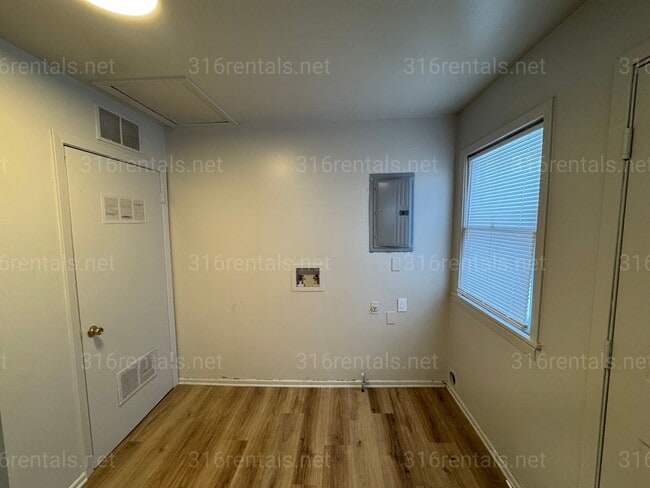 Building Photo - $1,025 - 3 bed 1 bath - Single Family Home *COMING SOON*