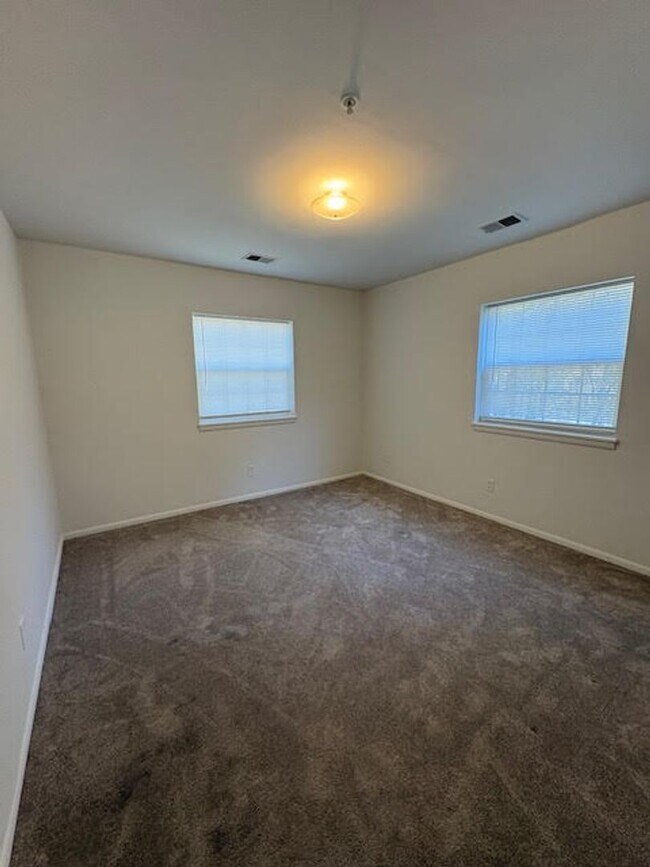 Foto del edificio - Three Bed One and Half Bath