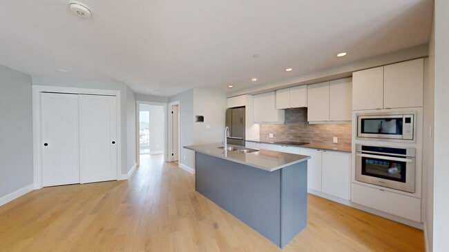 Building Photo - LUXURIOUS 2BD-2BATHROOM CONDO TOWNHOME AT EVE PARK