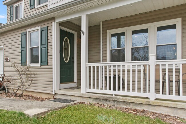 Foto del edificio - LAWN SERVICE IS INCLUDED WITH THIS PREMIUM...