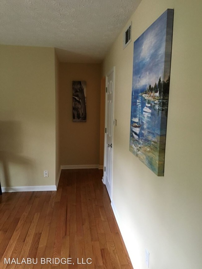 Building Photo - 828 Malabu Dr