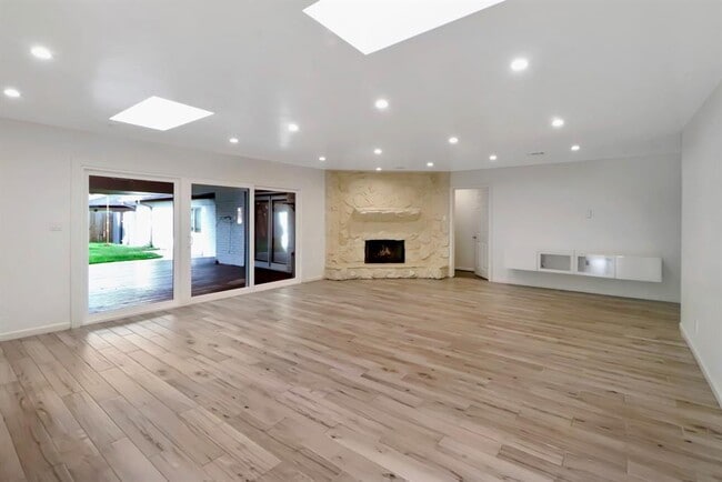 Building Photo - 5602 Sylmar Rd