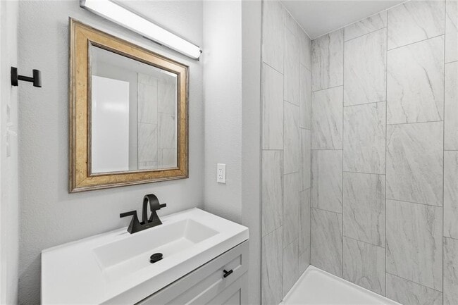 Building Photo - 2618 Ektom Dr