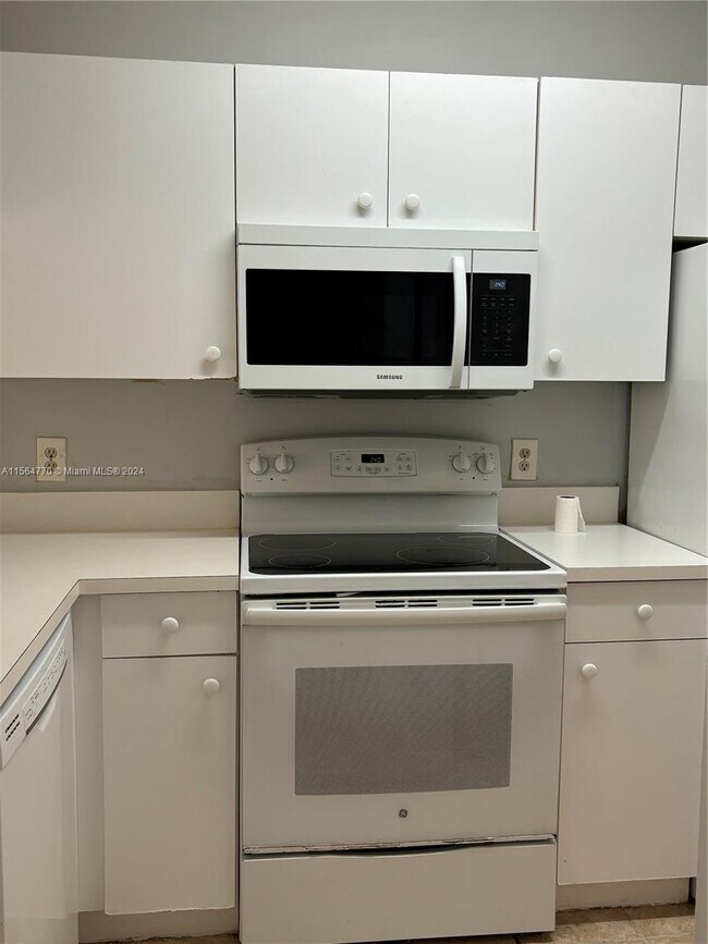 Building Photo - 905 Coral Club Dr