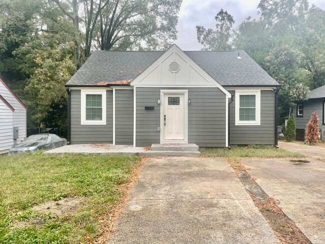 Building Photo - Welcome to this stunning 3-bedroom, 2-bath...