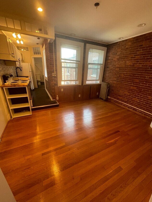 Primary Photo - Nice, large studio in a prime location in ...